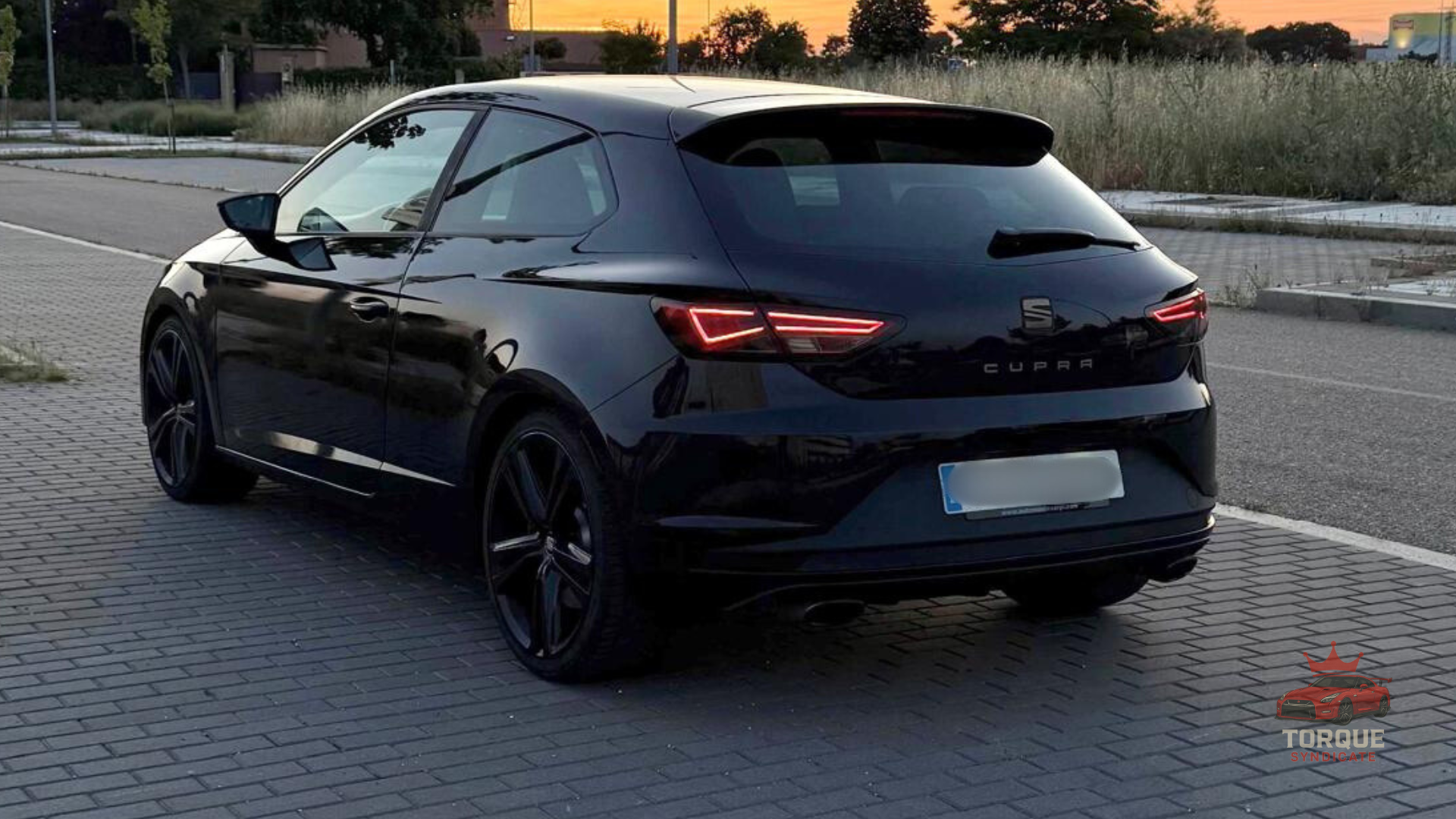 Seat Cupra negro revisado y transportado por Torque Syndicate